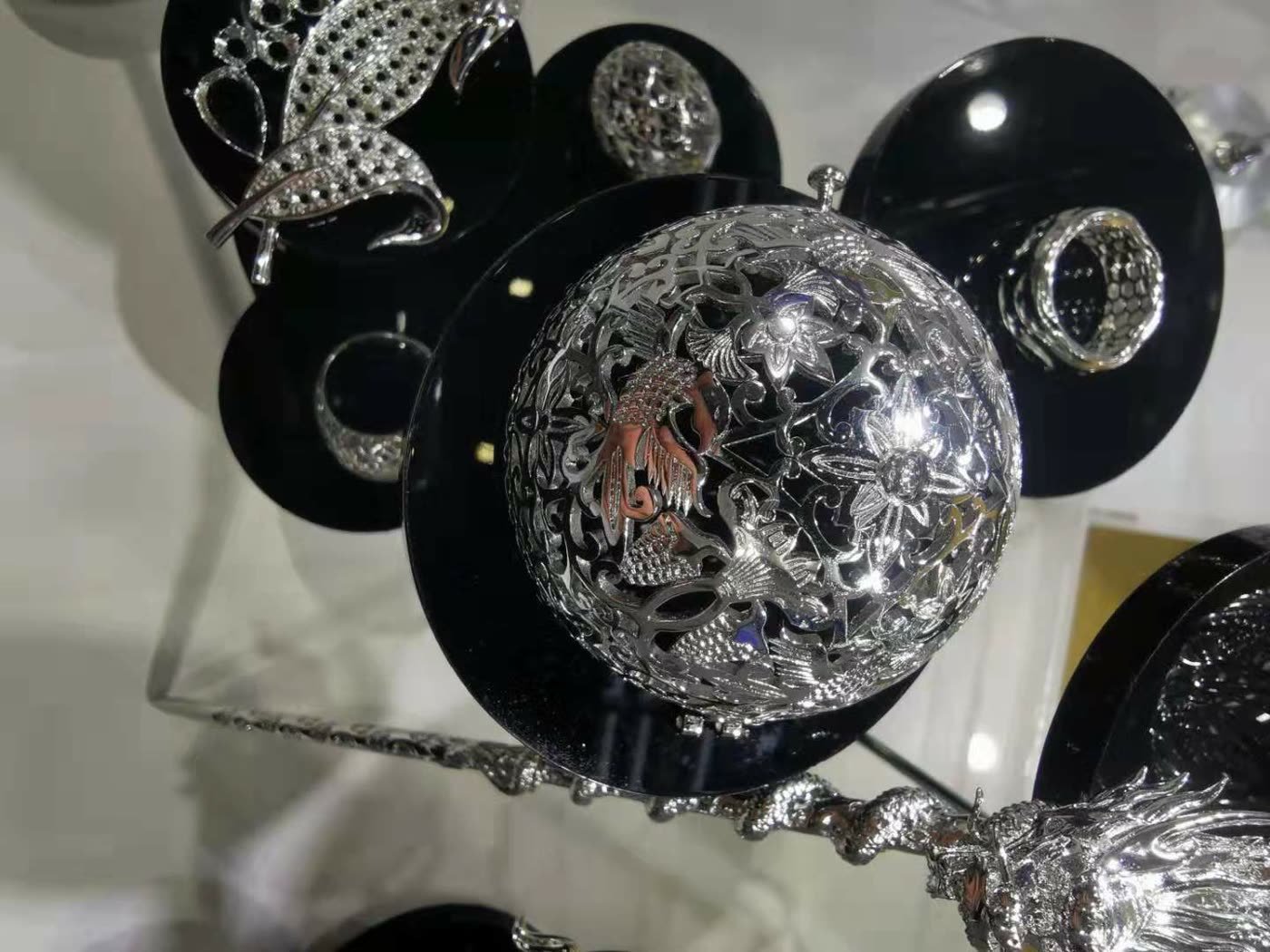 Ejemplos de joyas y geometrías decorativas en metal