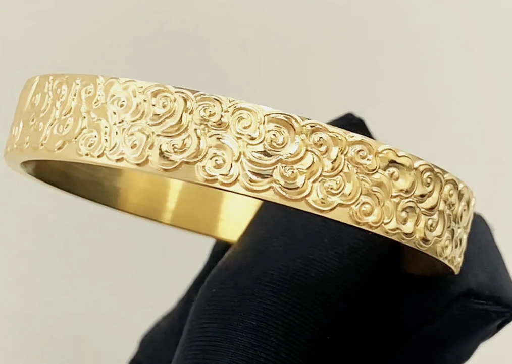Brazalete dorado con relieve